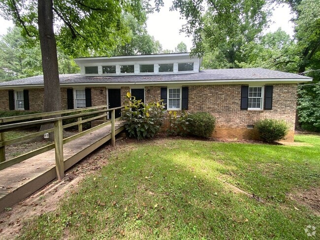 Building Photo - AVAILABLE IN AUGUST! Rental