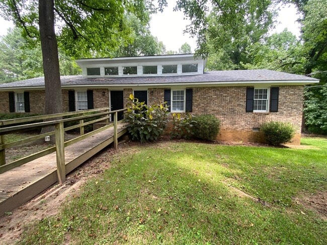 Building Photo - AVAILABLE IN SEPTEMBER! Rental