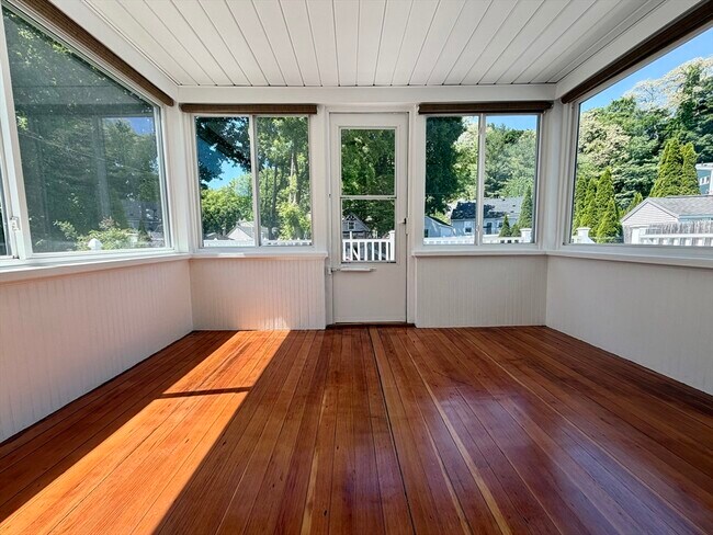 Photo - 251 May St