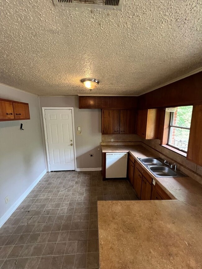 Photo - 919 Pine Tree Dr