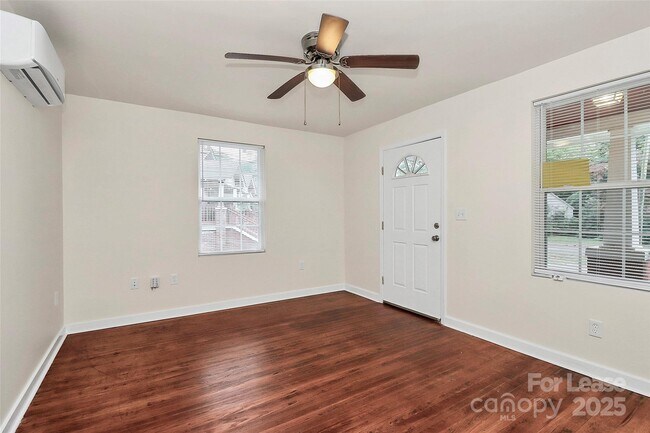 Photo - 2827 Morson St