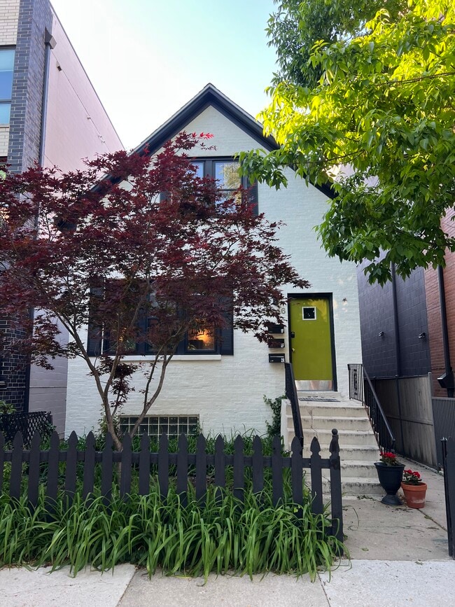 Front House - 2446 W Thomas St Unit 1R