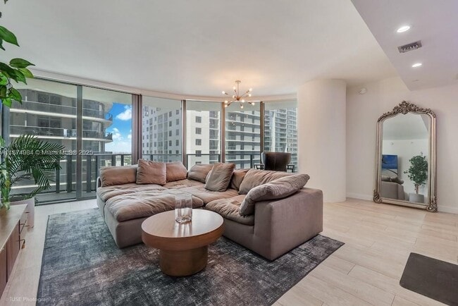 Building Photo - 45 SW 9th St Unit 1808 Rental