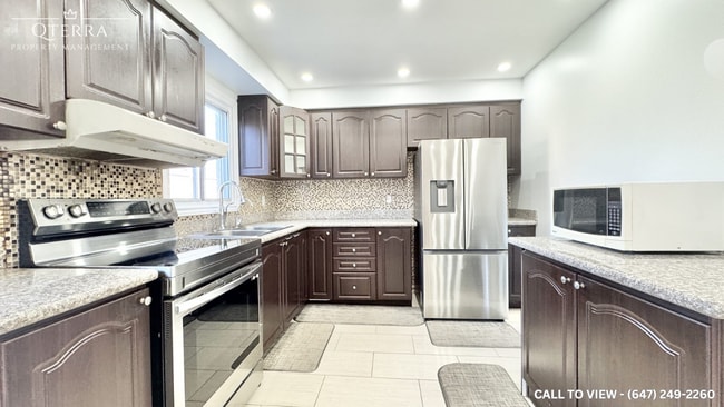 Photo - 1634 Fairfield Cres