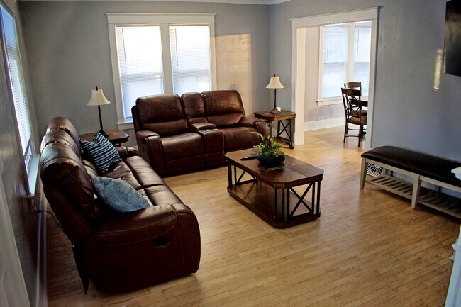 Photo - 838 E Washington St