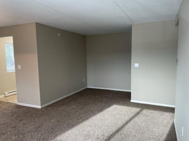 1 BD, 1 BA (700sqft) - Living Room - Jefferson Arms Apartments