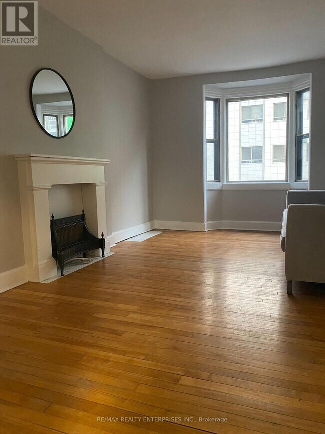 Photo - 156 James St S