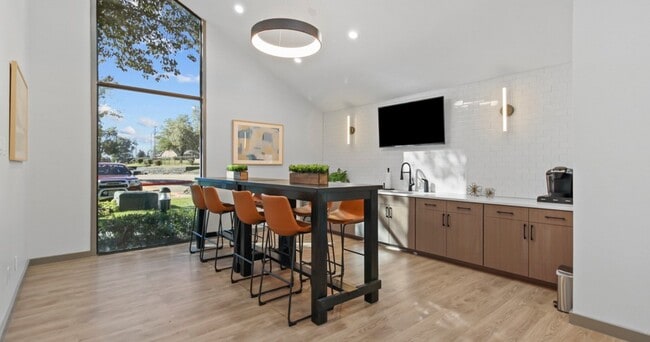 Hollytree Apartments