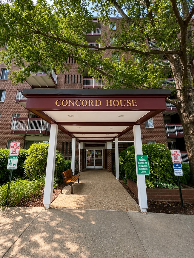 Building Photo - Beautifully Updated 2BR with Large Closets & Private Balcony