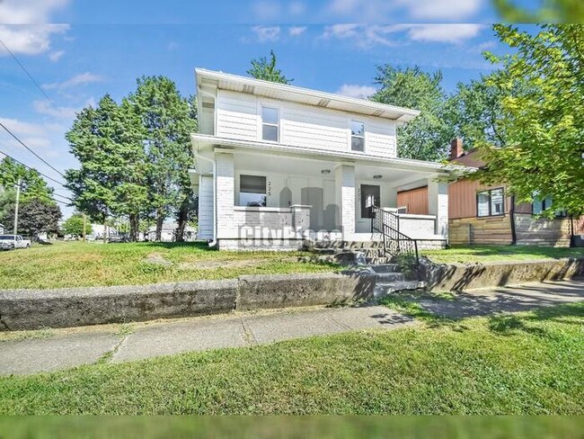 Photo - 225 S Dearborn St
