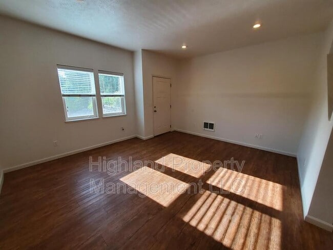 Photo - 1205-1207 NE Monroe St