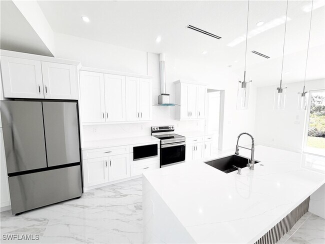 Photo - 852 Chipley St E