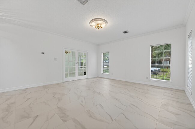 Photo - 2431 Parkwood Ln