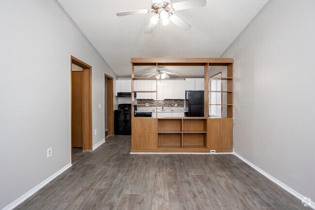 1BR, 1BA - 576SF - Living Room
