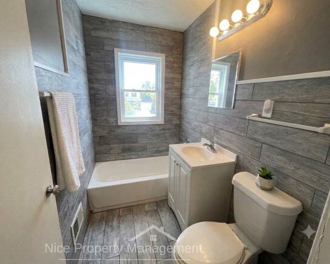 Photo - 2929 Burdette St