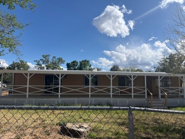 Building Photo - 3 Bedroom Spacious Home - Contact Property Pros