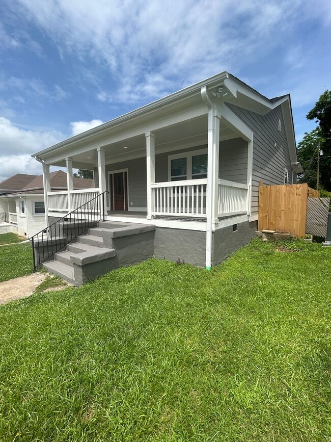 Newly Renovated Spacious 3 Bedroom w/ Full... - Newly Renovated Spacious 3 Bedroom w/ Full... House