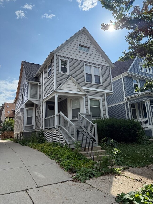 Building Photo - 1522 N Cass St Unit Upper Rental