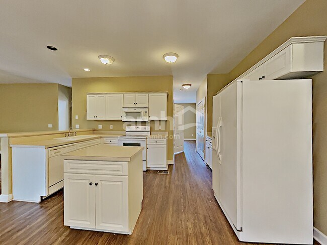 Photo - 908 Wonderland Pass