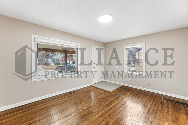 Photo - 1912 N Hood St