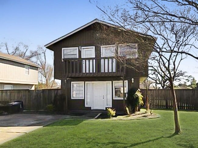 Building Photo - 3/1.5 House with HUGE backyard available in February!