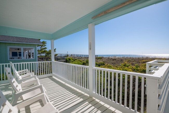 Photo - VINTAGE BEACHFRONT COTTAGE PERFECT FOR COZY WINTER GETAWAY