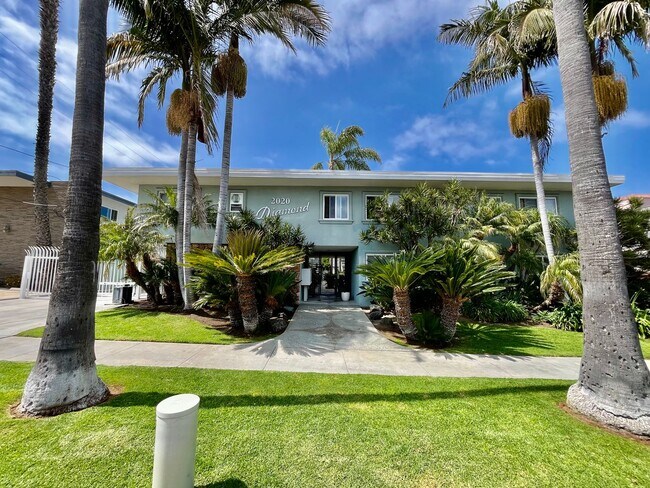 Building Photo - Great 2B 2BA Condo in Pacific Beach Unit 17
