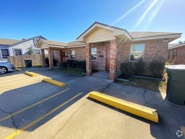 Building Photo - Spacious 2-Bedroom Duplex Near McNeese Sta... Rental