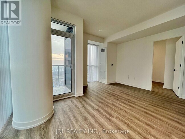 Photo - 8 Interchange Wy Unité 4709