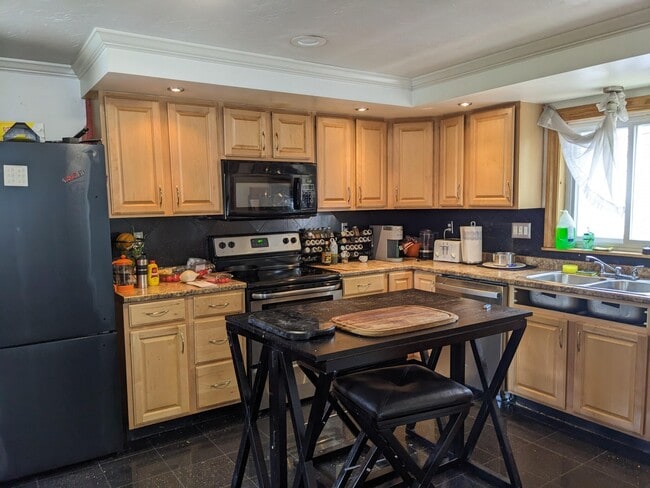 Building Photo - 145 Pearl St Unit 2