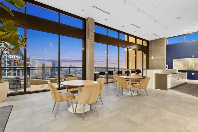 Reservable penthouse lounge with kitchen