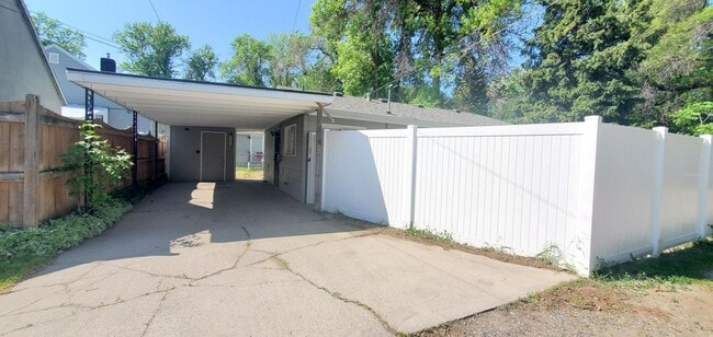 Building Photo - 509 Burlington Ave Unit 509 1/2 Burlington Ave