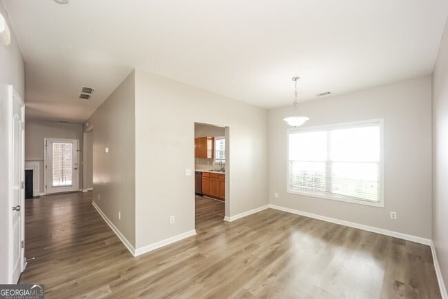 Photo - 323 Oakhaven Way