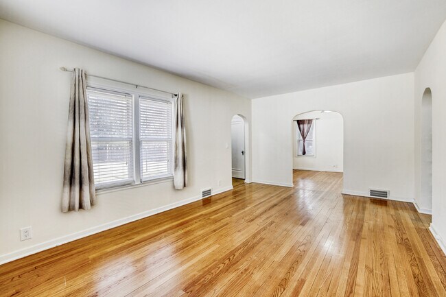 Photo - 626 N Hough St