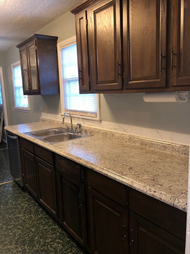 Photo - 98 Montclair Cir