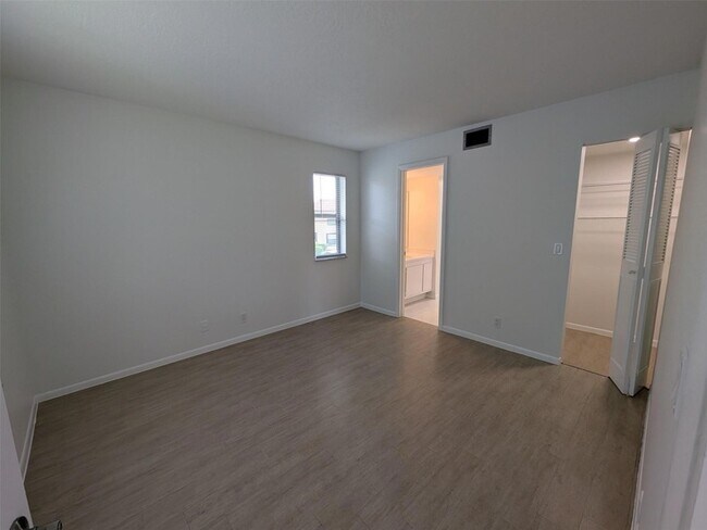 Photo - 21915 Lake Forest Cir Unidad 206