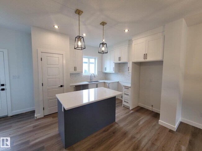 Photo - #Mainfloor 9802 107 Morinville AV