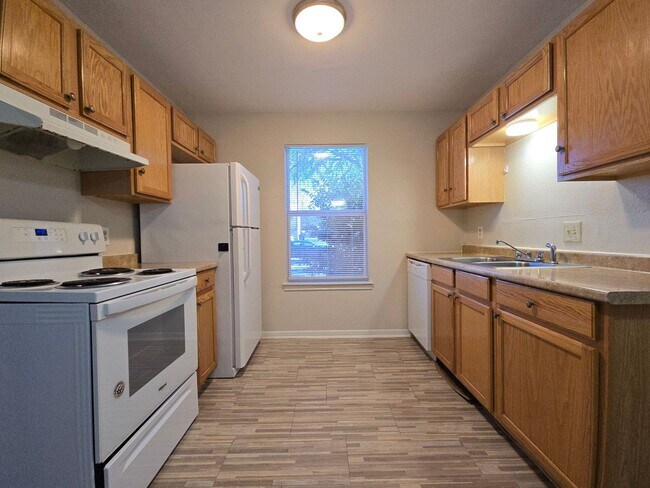 Photo - AVAILABLE NOW! Unidad 1703 Cedarhill Drive - A