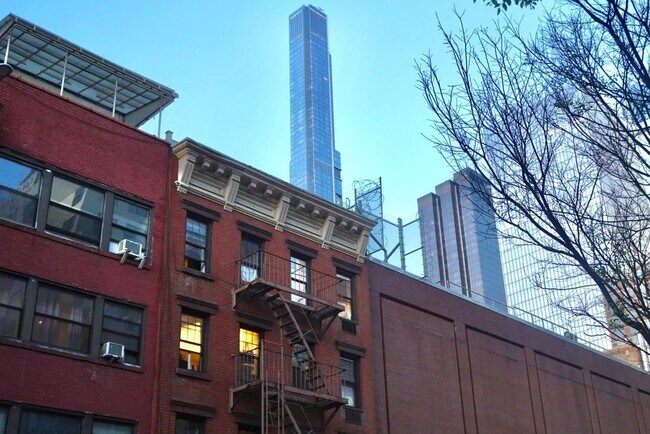 Photo - 345 W 53rd St Unidad 2A