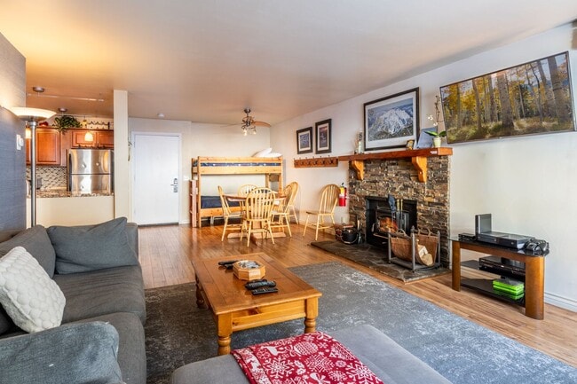 Building Photo - Flexible Furnished Rental Near Eagle Lodge Unit 19