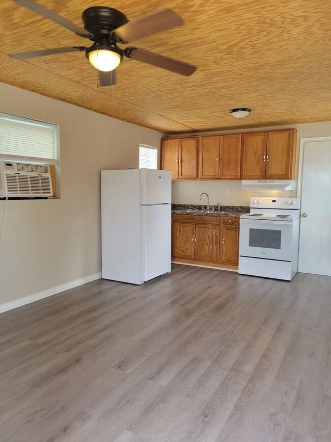 Photo - Cute Tiny Home near Cedar Creek Lake.  Fur...