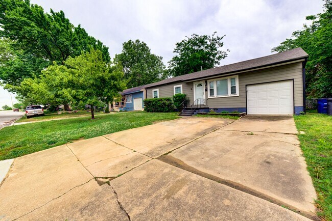 3 Bedroom Home/ 1bath! Coming Soon! - 3 Bedroom Home/ 1bath! Coming Soon!