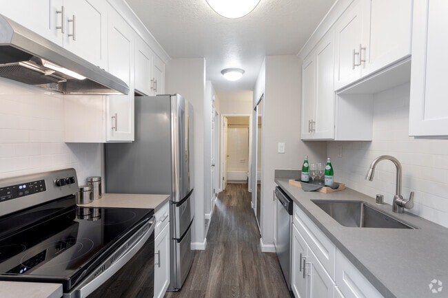 660 Kitchen - The Arbor Rental