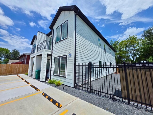 Photo - 3915 Tuam St