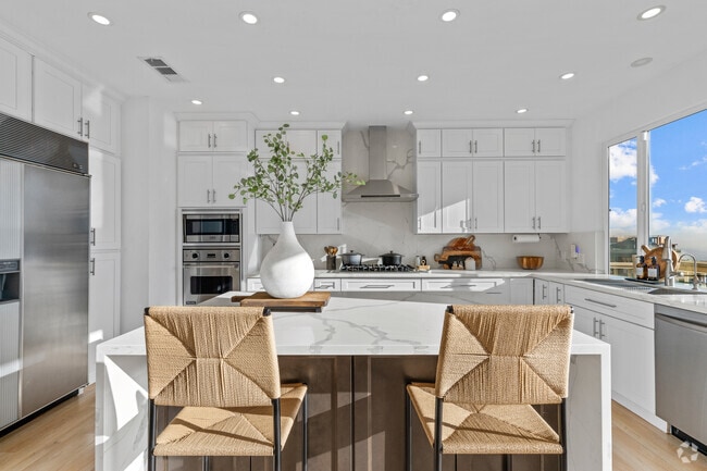 Building Photo - 2019 Sunset Plaza Dr Rental