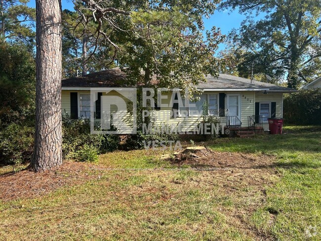 Building Photo - Four Bedroom House in Convenient Location