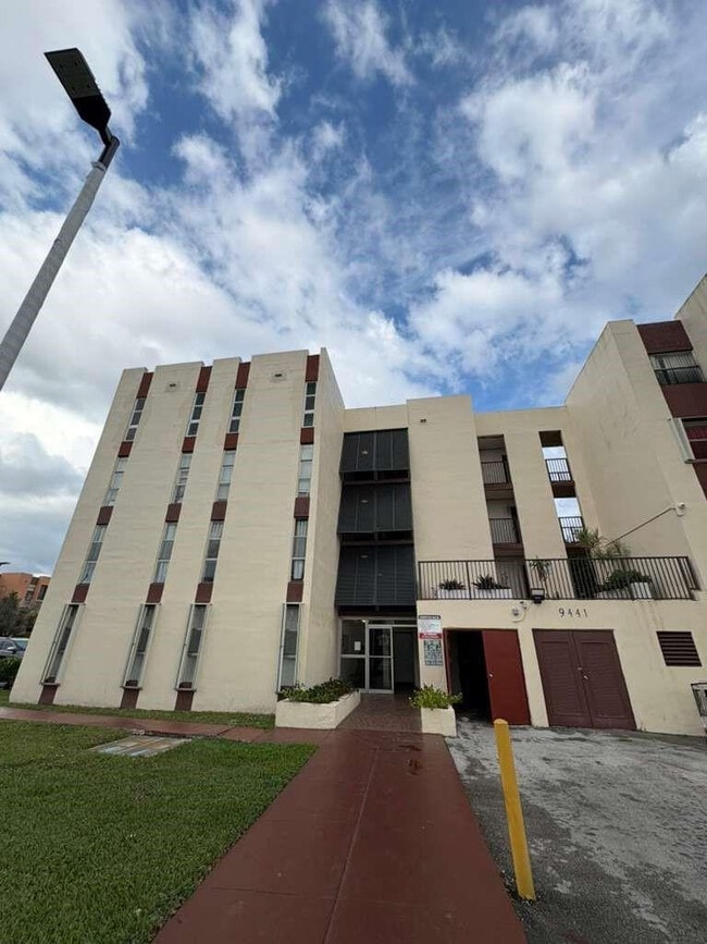 Building Photo - 9441 SW 4th St Unit 202