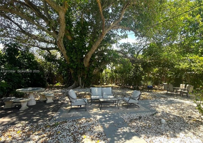 Building Photo - 1211 NE 15th Ave Unit 1