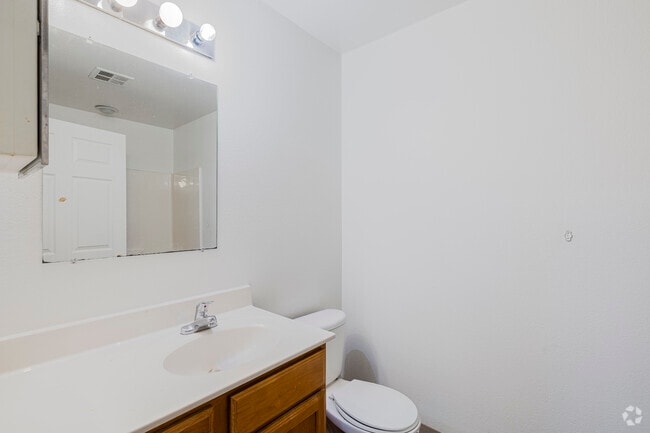 2BR, 2BA - 959SF - Second Bathroom