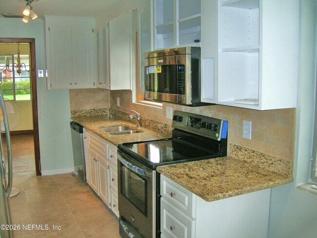 Photo - 1077 Wolfe St